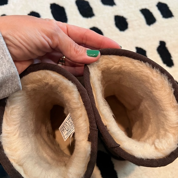 Ugg classic short dark brown bomber leather waterproof boots womens 7 - Picture 4 of 6